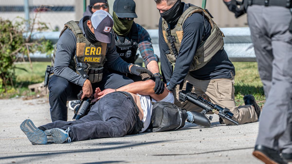 Zadrženého migranta někdo udusil, ukázala pitva. Úřady tvrdily, že se zabil sám